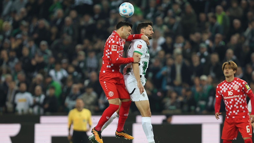 Tim Kleindienst im Kopfball-Duell gegen Nadiem Amiri.