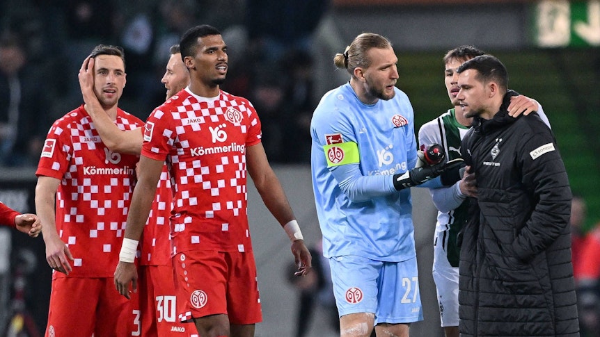 Kevin Stöger sucht nach Spielende das Gespräch mit Dominik Kohr.