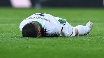 Kevin Stöger liegt im Strafraum.