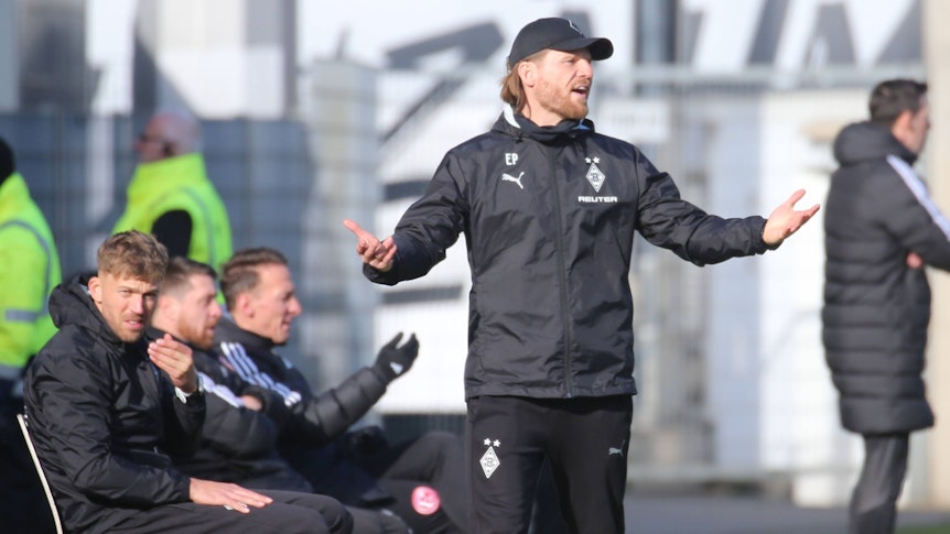 Borussia Mönchengladbachs Trainer Eugen Polanski steht beim Spiel in Düsseldorf mit ausgebreiteten Armen an der Seitenlinie und ruft auf das Spielfeld.