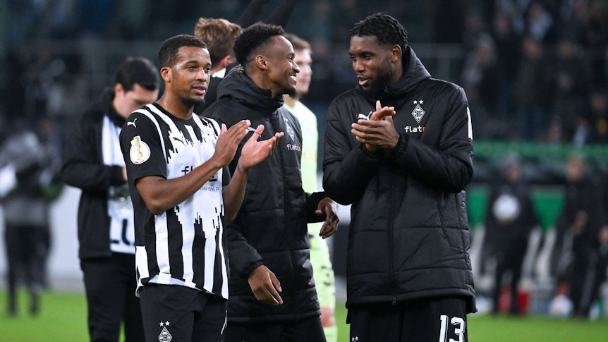 Spieler von Borussia Mönchengladbach feiern mit den Fans.