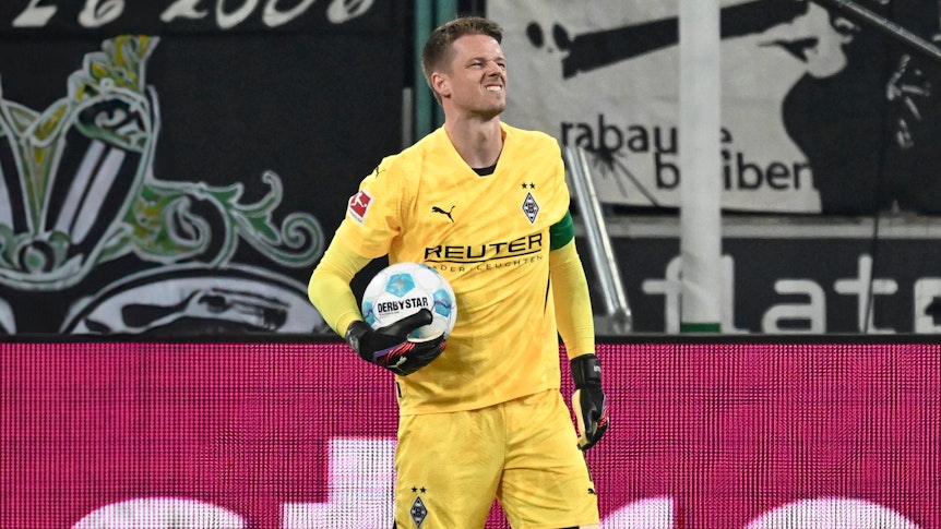 Jonas Omlin mit dem Ball in der Hand verzieht das Gesicht.