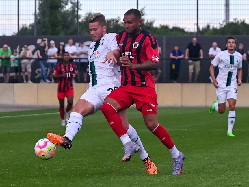 Nico Elvedi im Zweikampf gegen Kevin Lankford.