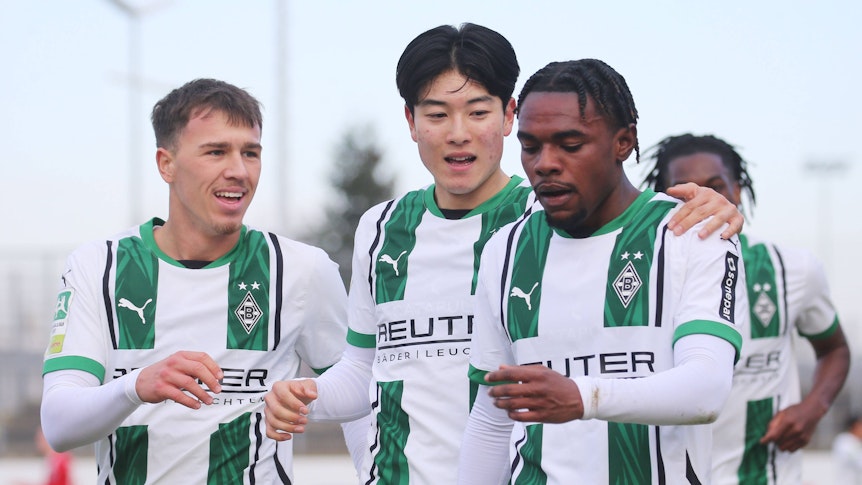 Borussia Mönchengladbachs Charles Herrmann bejubelt sein Tor im Regionalliga-Spiel bei Fortuna Düsseldorf mit seinen Teamkollegen Noah Pesch und In-gyom Jung.