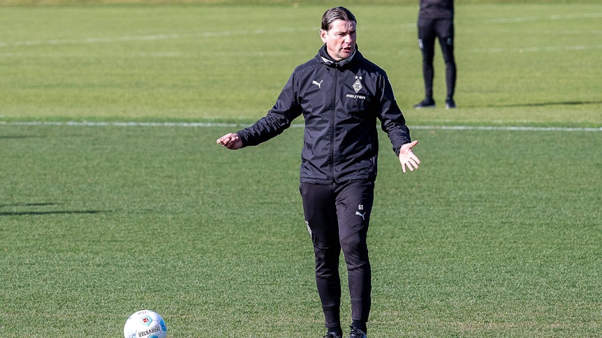 Gerardo Seoane streckt im Training fragend die Hände aus.