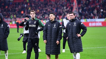 Die Gladbach-Profis stehen vor der Auswärtskurve.