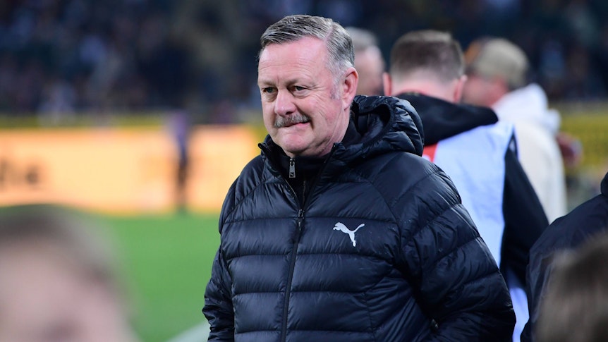 Roland Virkus überlegt am Spielfeldrand.