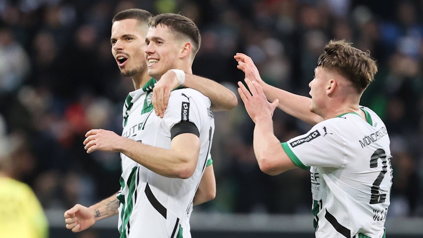 Die Gladbach-Profis Julian Weigl, Philipp Sander und Lukas Ullricht jubeln gemeinsam im Bundesliga-Spiel bei der TSG Hoffenheim.