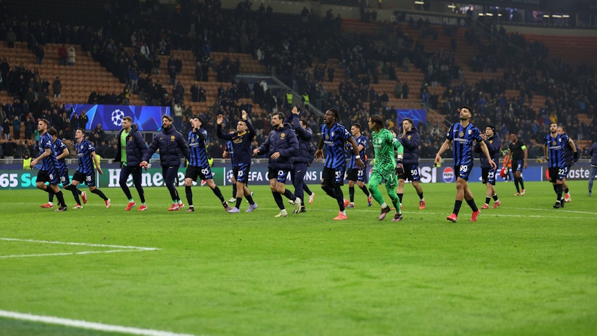 Die Spieler von Inter Mailand jubeln gemeinsam vor den Fans.