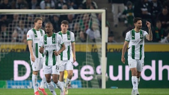 Mehrere Gladbach-Spieler wirken frustriert.