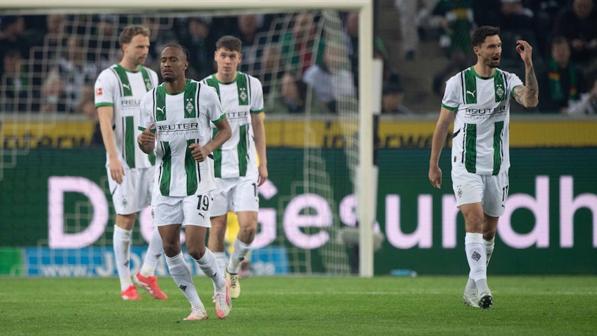 Mehrere Gladbach-Spieler wirken frustriert.