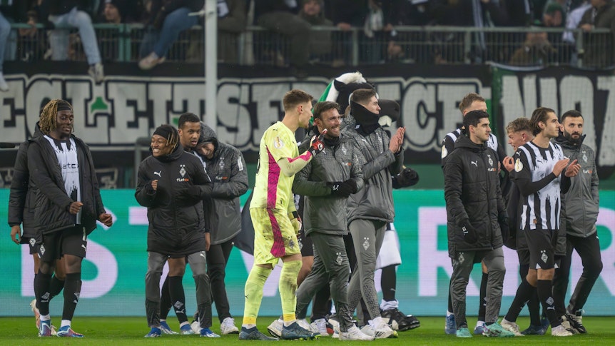 Spieler von Borussia Mönchengladbach bejubeln einen Sieg.