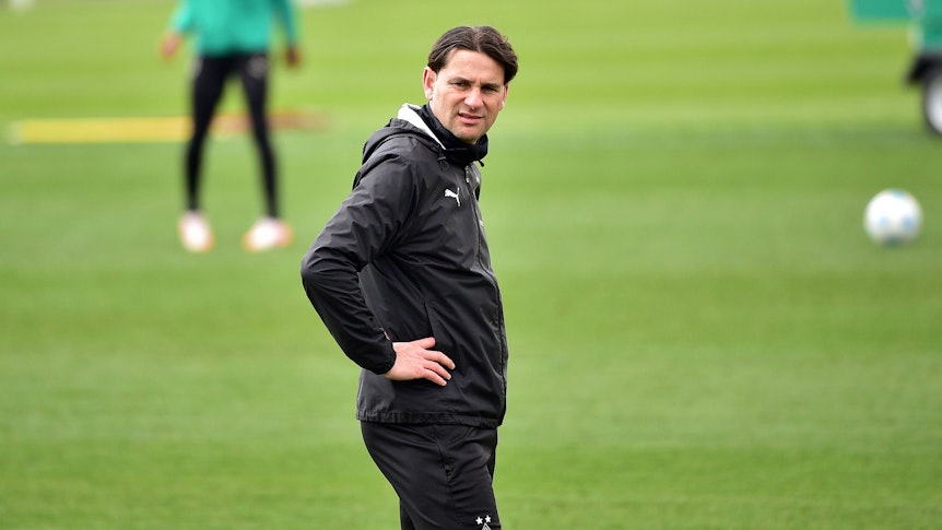 Gerardo Seoane beim Mannschaftstraining von Borussia Mönchengladbach.