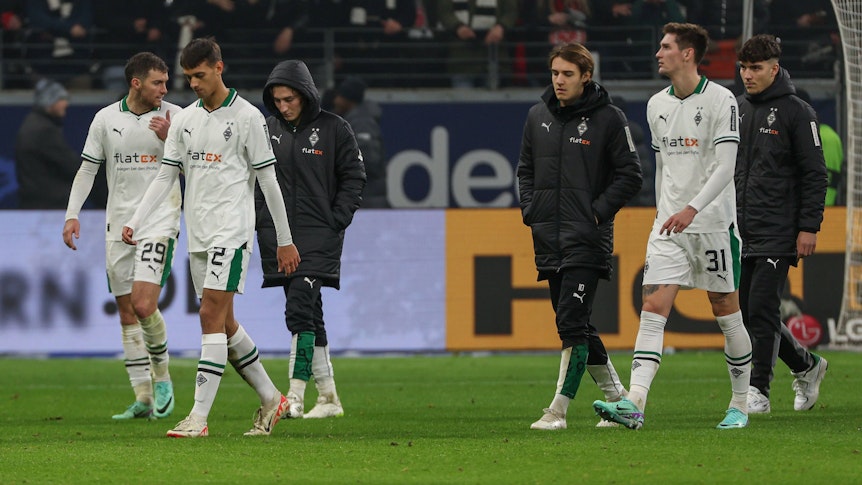 Enttäuschung bei Spielern von Borussia Mönchengladbach nach einer Niederlage.