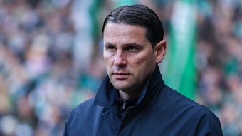 Gerardo Seoane schaut konzentriert in die Ferne.
