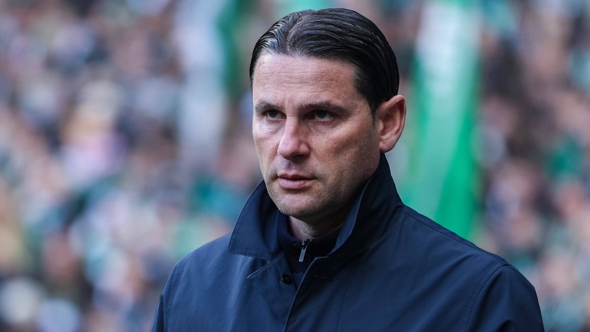 Gerardo Seoane schaut konzentriert in die Ferne.