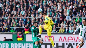Jonas Omlin köpft einen Ball.