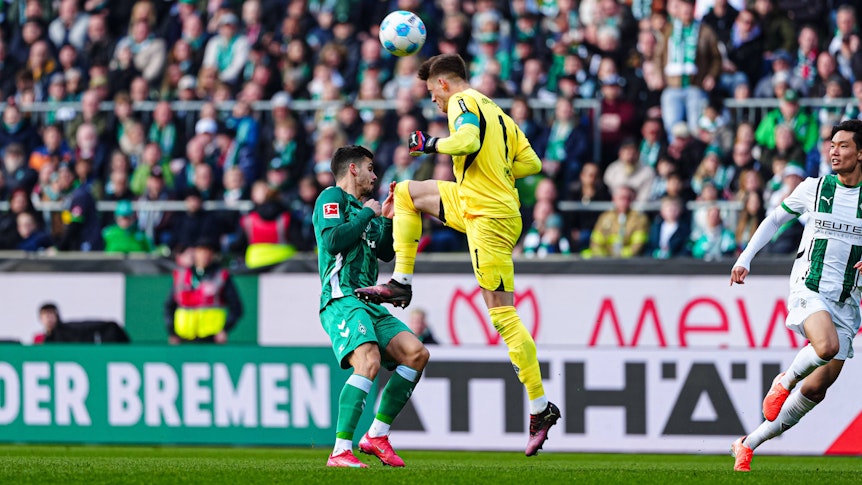 Jonas Omlin köpft einen Ball.