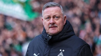 Roland Bremen schaut auf die Ränge im Weserstadion.