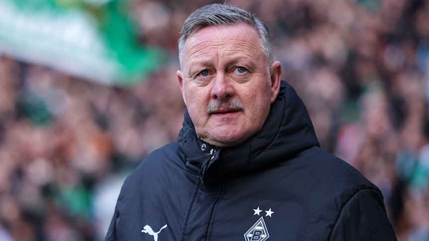 Roland Bremen schaut auf die Ränge im Weserstadion.