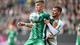Borussia Mönchengladbachs Nico Elvedi und Werder Bremens Keke Topp kämpfen um den Ball.