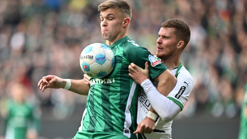 Borussia Mönchengladbachs Nico Elvedi und Werder Bremens Keke Topp kämpfen um den Ball.