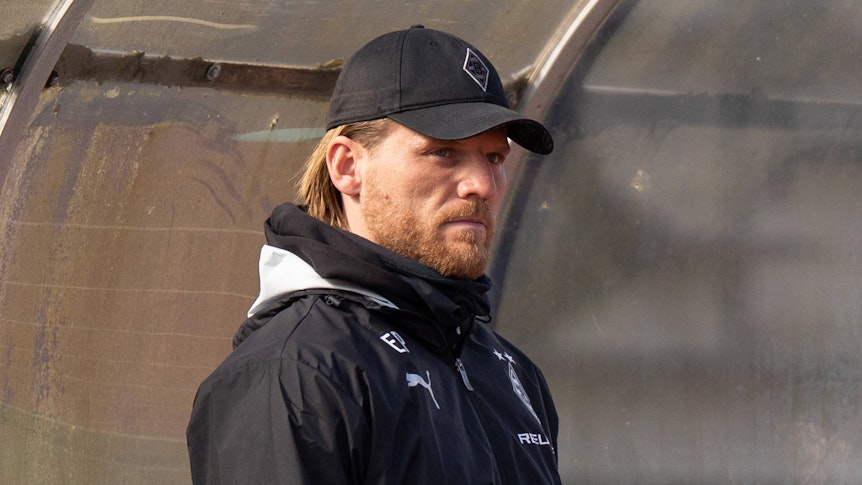 Eugen Polanski schaut in Gladbach-Outfit aufs Spielfeld.