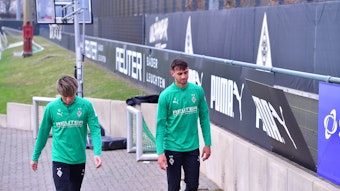 Shio Fukuda und Fabio Chiarodia laufen nebeneinander vom Trainingsplatz.