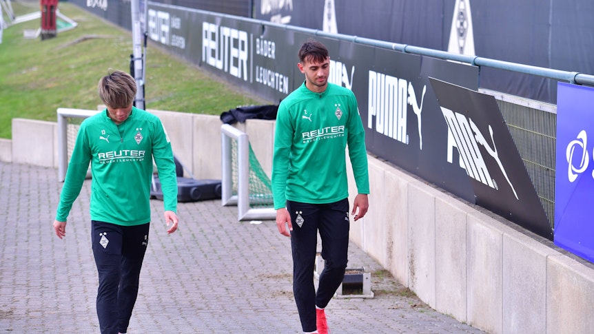 Shio Fukuda und Fabio Chiarodia laufen nebeneinander vom Trainingsplatz.