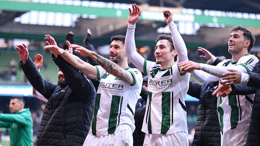 Die Profis von Borussia Mönchengladbach feiern ihren Sieg bei Werder Bremen.