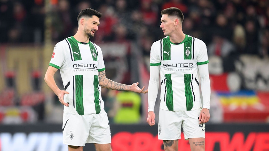 Tomas Cvancara und Tim Kleindienst unterhalten sich.