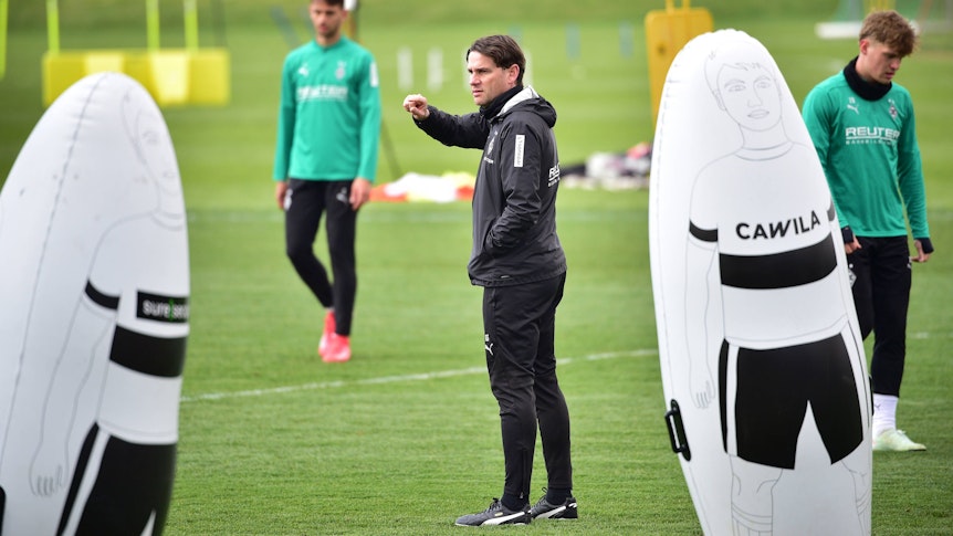 Gerardo Seoane dirigiert auf dem Trainingsplatz.