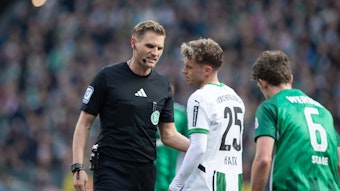 Robin Hack lässt sich von Schiedsrichter Timo Gerach etwas erklären.