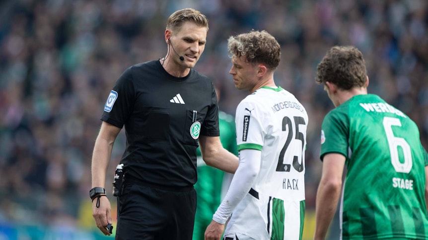 Robin Hack lässt sich von Schiedsrichter Timo Gerach etwas erklären.