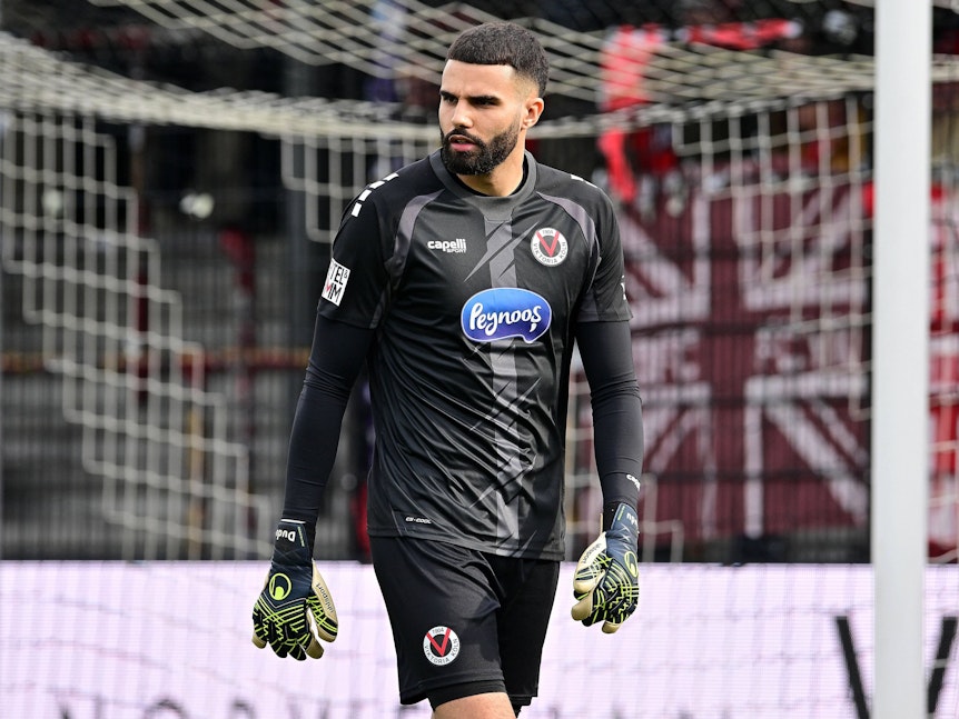 Viktoria Kölns Keeper Dudu läuft im Spiel beim SC Verl über den Platz.