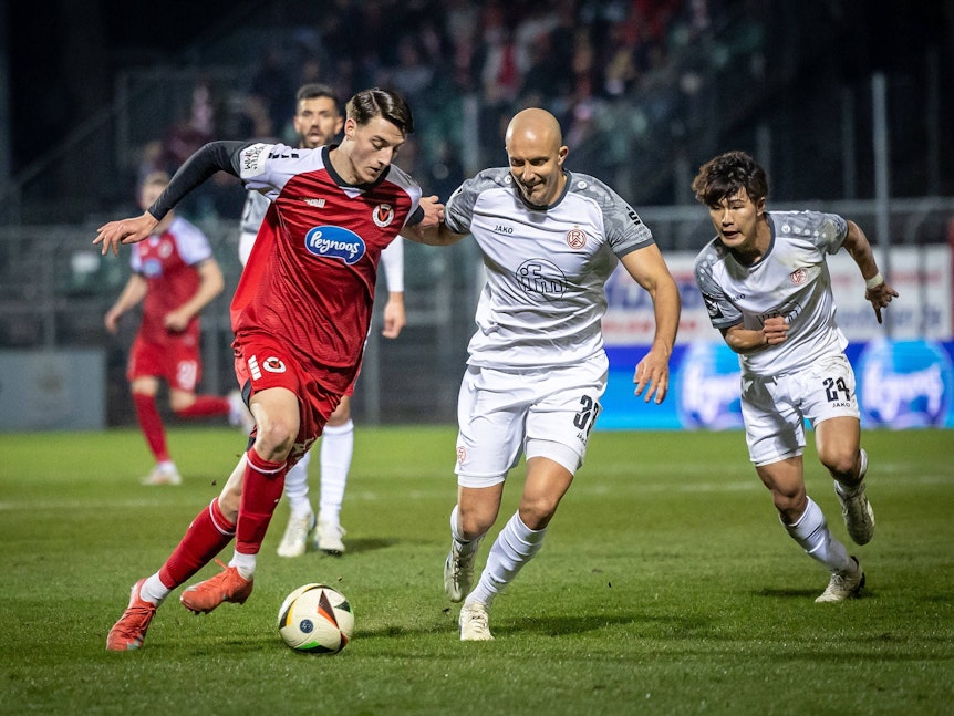 Viktoria Kölns Malek El Mala kämpft mit Rot-Weiss Essens Tobias Kraulich um den Ball.