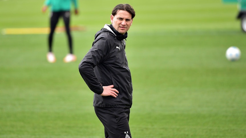 Gerardo Seoane schaut im Gladbach-Training über den Platz.
