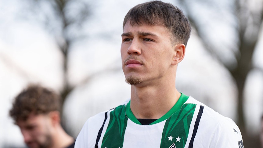 Noah Pesch im Fohlen-Trikot. Er schaut in die Ferne.