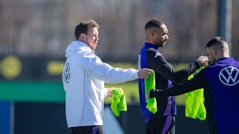 Julian Nagelsmann verteilt Leibchen an die DFB-Spieler.