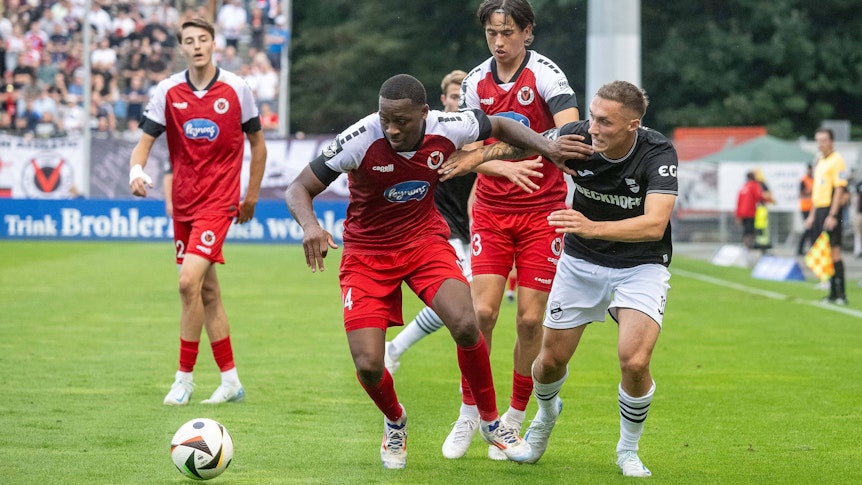 Viktoria Kölns Enrique Lofolomo kämpft mit Verls Dominik Steczyk um den Ball.