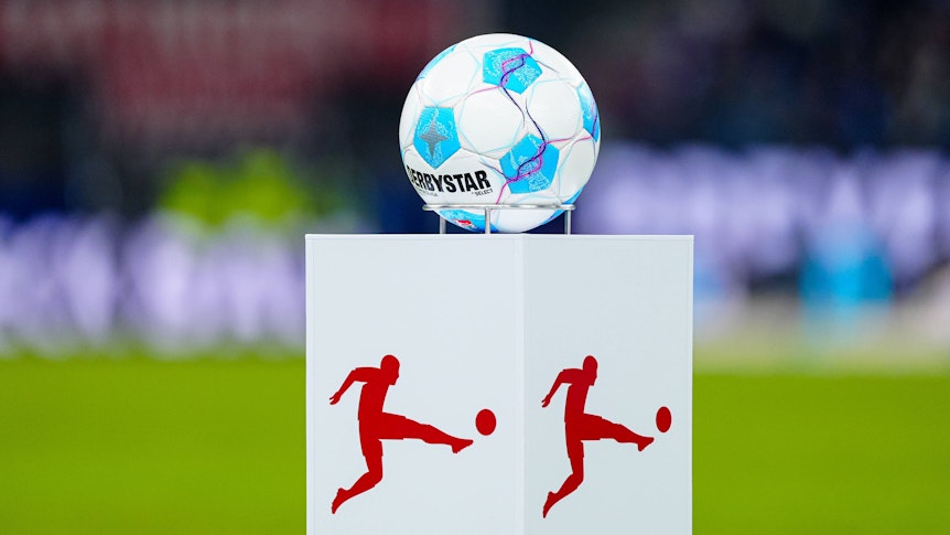 Der Bundesliga-Ball auf einem Podest.