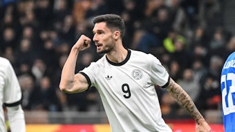 Tim Kleindienst ballt nach seinem Tor gegen Italien die Faust.