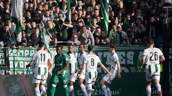 Gladbach-Spieler jubeln gemeinsam.