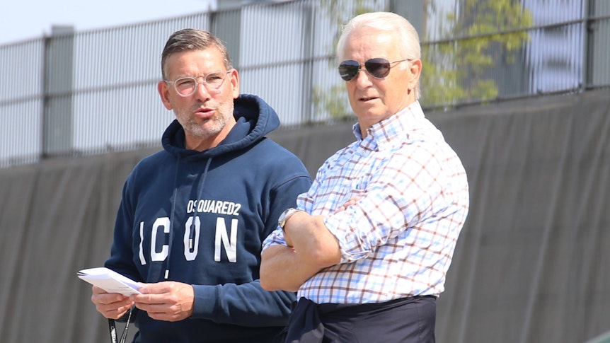 Uwe Kamps und Rainer Bonhof auf der Tribüne.