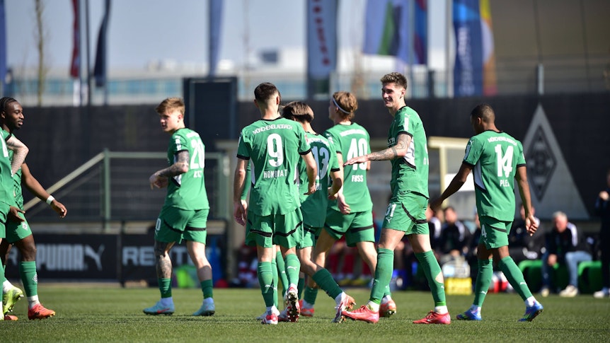 Spieler von Borussia Mönchengladbach jubeln.