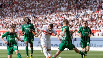 Spieler von Borussia Mönchengladbach verteidigen eine Abschlussversuch von Deniz Undav.