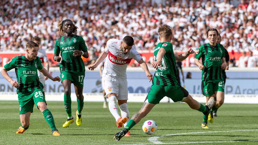 Spieler von Borussia Mönchengladbach verteidigen eine Abschlussversuch von Deniz Undav.