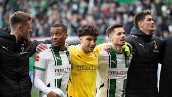 Spieler von Borussia Mönchengladbach feiern mit den Fans.
