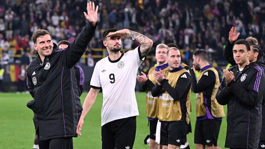 Tim Kleindienst feiert nach dem Deutschland-Sieg gegen Italien mit den Fans.