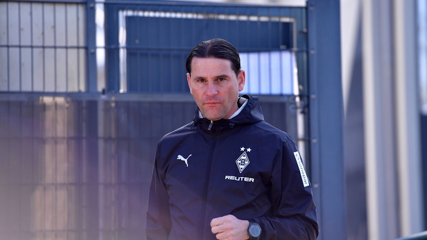 Gerardo Seoane in Gladbach-Jacke am Fohlenplatz.